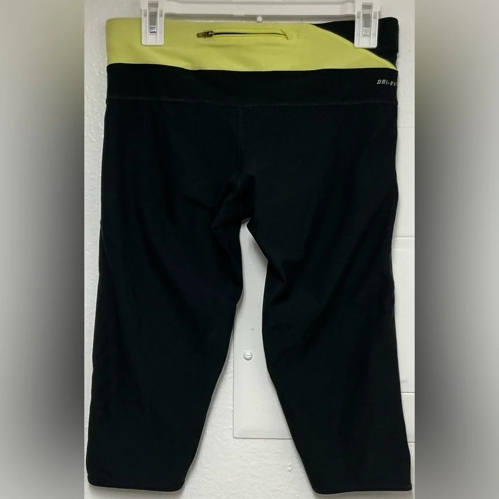 Nike Dri-Fit‎ Women’s Capri Leggings with Reflective Accents Sz M